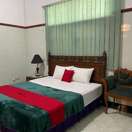 Отель Reddoorz Syariah @ Karang Pilang Karangpilang Экстерьер фото