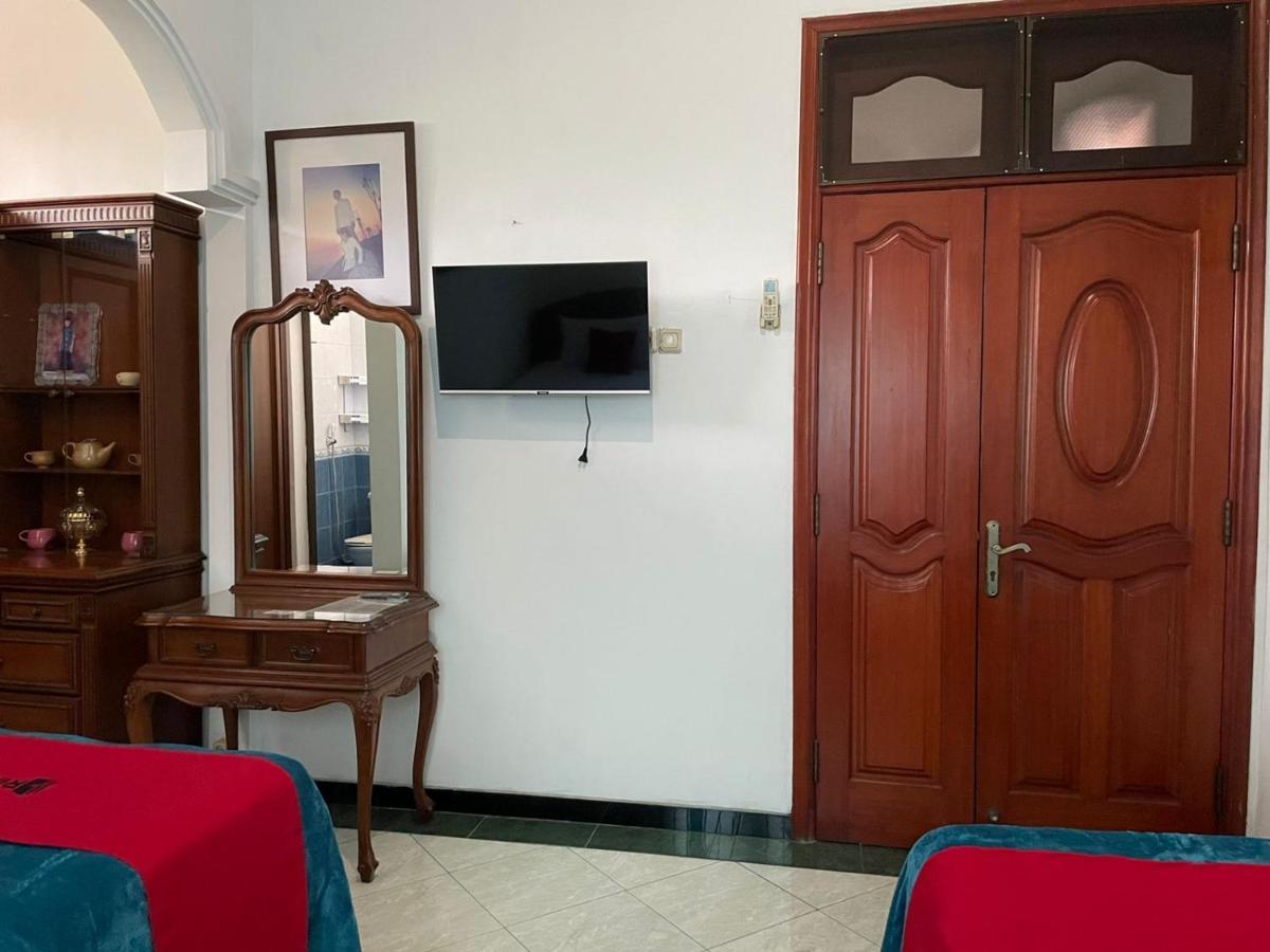 Отель Reddoorz Syariah @ Karang Pilang Karangpilang Экстерьер фото
