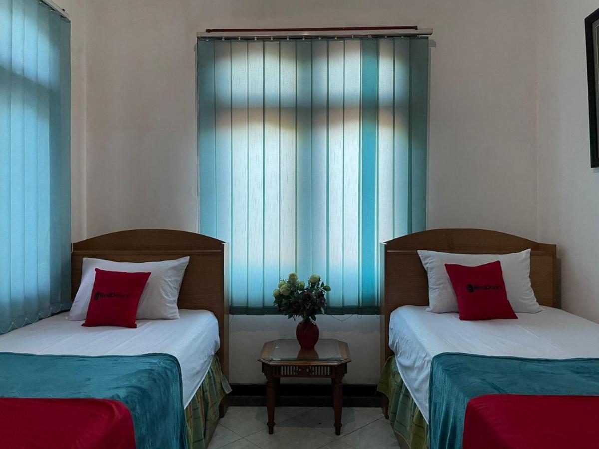Отель Reddoorz Syariah @ Karang Pilang Karangpilang Экстерьер фото