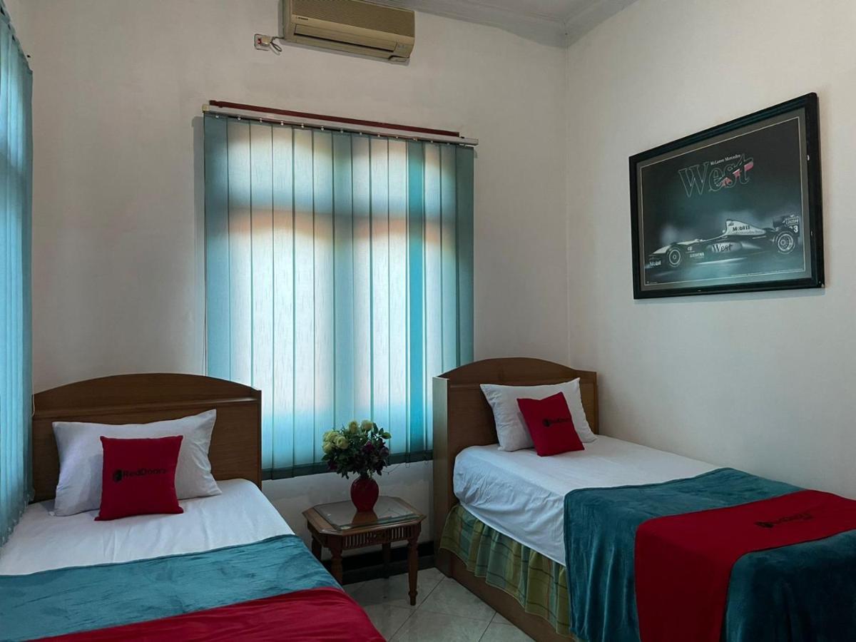 Отель Reddoorz Syariah @ Karang Pilang Karangpilang Экстерьер фото