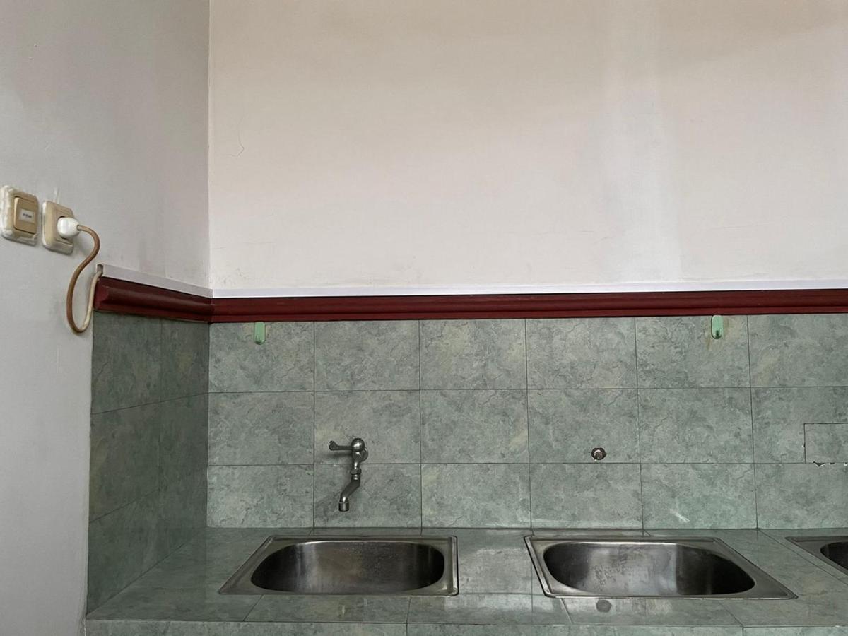 Отель Reddoorz Syariah @ Karang Pilang Karangpilang Экстерьер фото