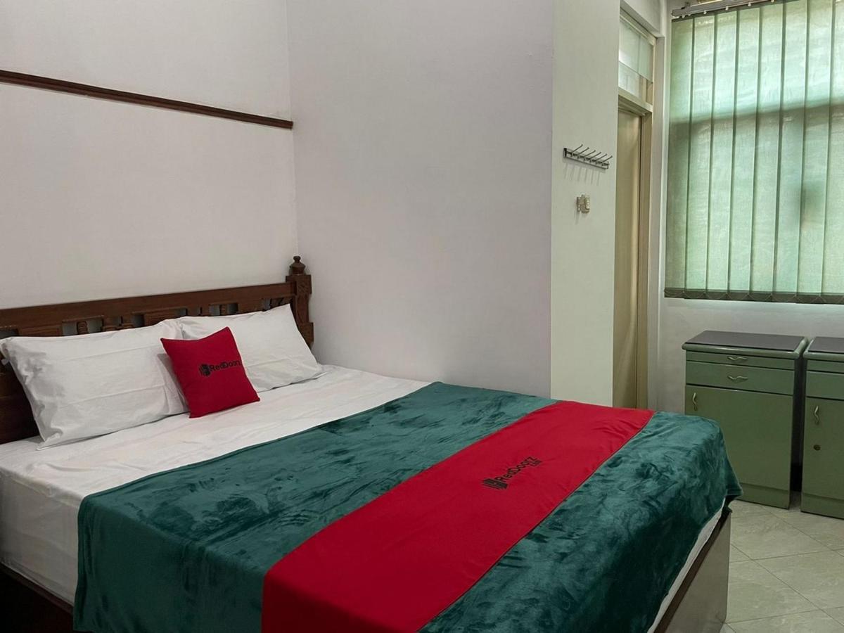 Отель Reddoorz Syariah @ Karang Pilang Karangpilang Экстерьер фото