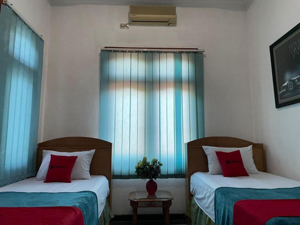 Отель Reddoorz Syariah @ Karang Pilang Karangpilang Экстерьер фото