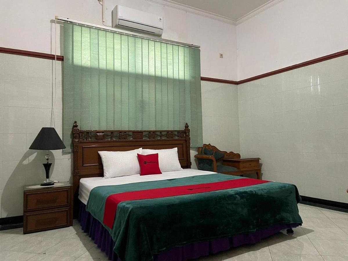 Отель Reddoorz Syariah @ Karang Pilang Karangpilang Экстерьер фото