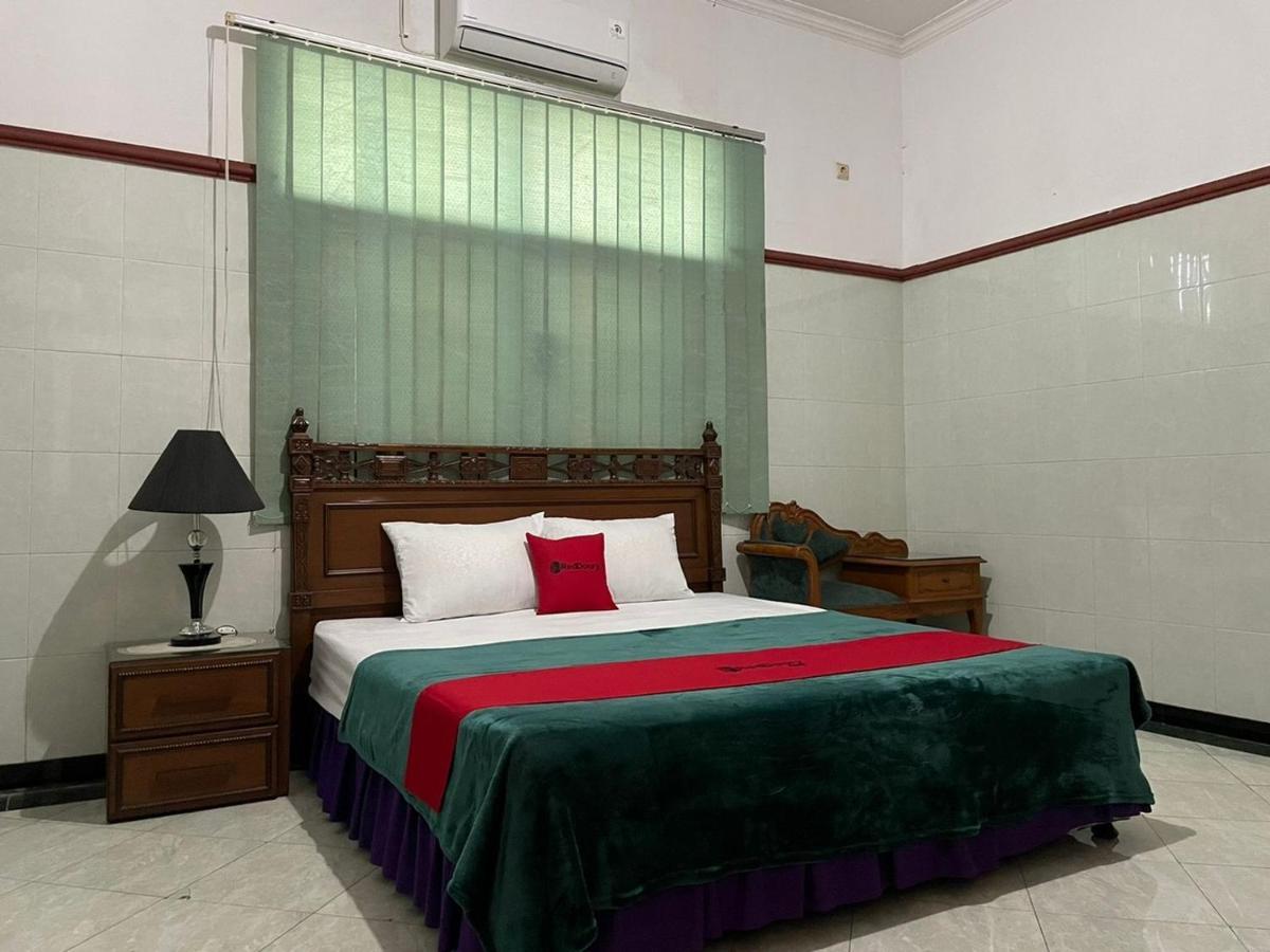 Отель Reddoorz Syariah @ Karang Pilang Karangpilang Экстерьер фото