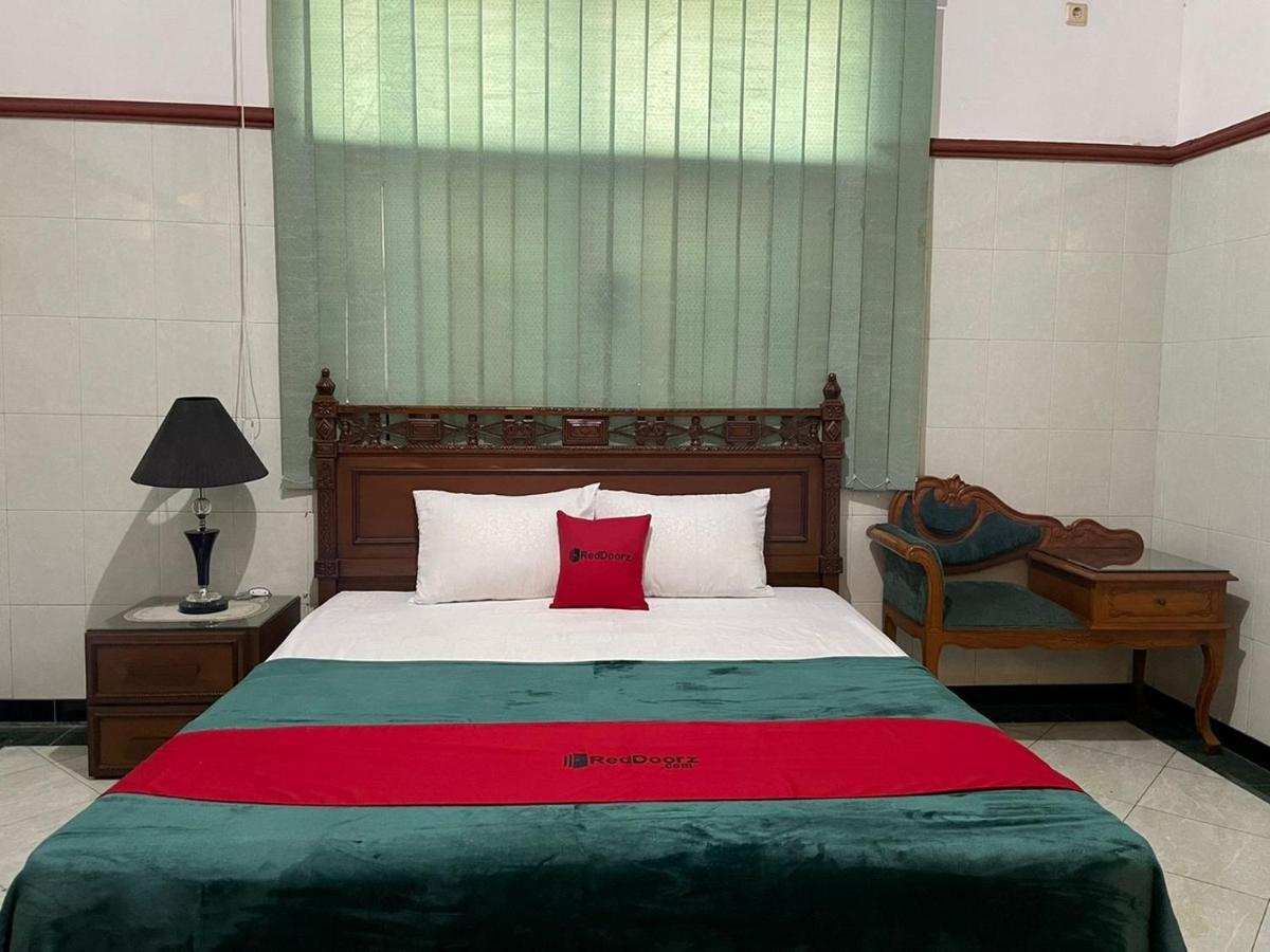 Отель Reddoorz Syariah @ Karang Pilang Karangpilang Экстерьер фото