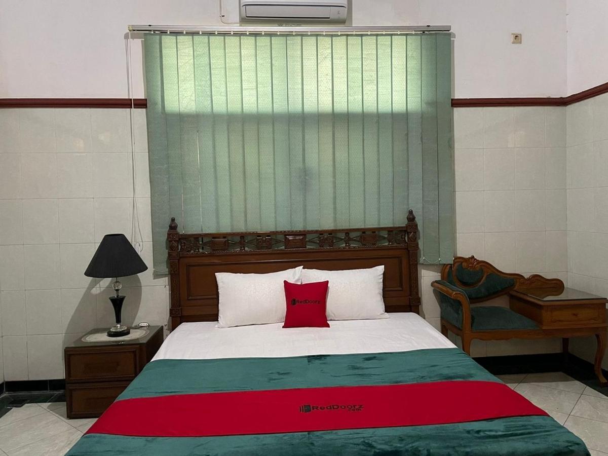 Отель Reddoorz Syariah @ Karang Pilang Karangpilang Экстерьер фото