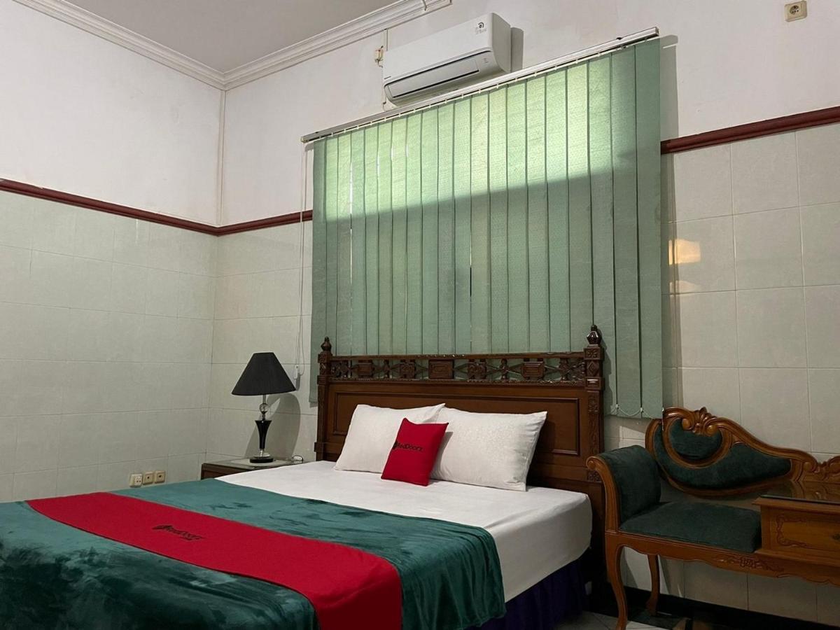 Отель Reddoorz Syariah @ Karang Pilang Karangpilang Экстерьер фото