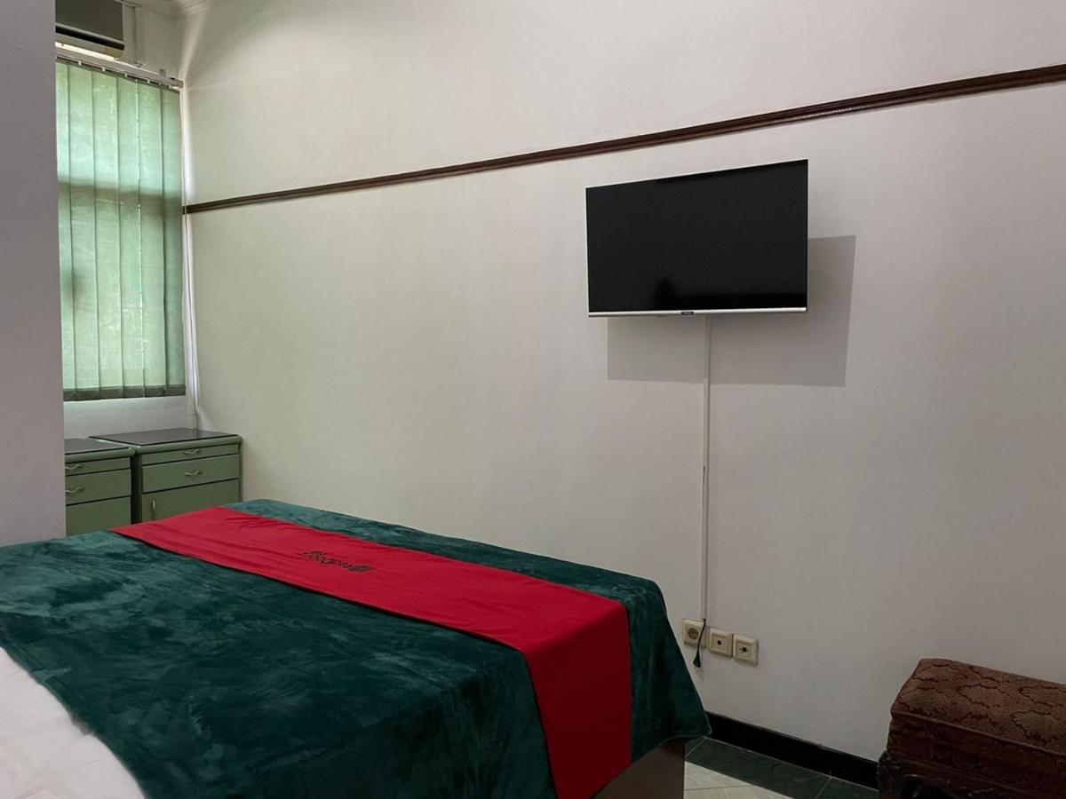 Отель Reddoorz Syariah @ Karang Pilang Karangpilang Экстерьер фото