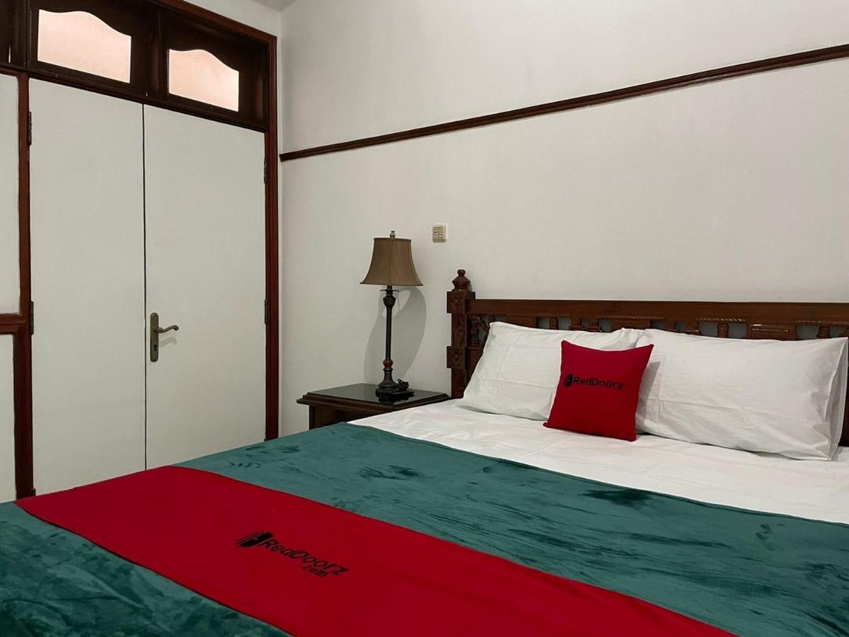 Отель Reddoorz Syariah @ Karang Pilang Karangpilang Экстерьер фото